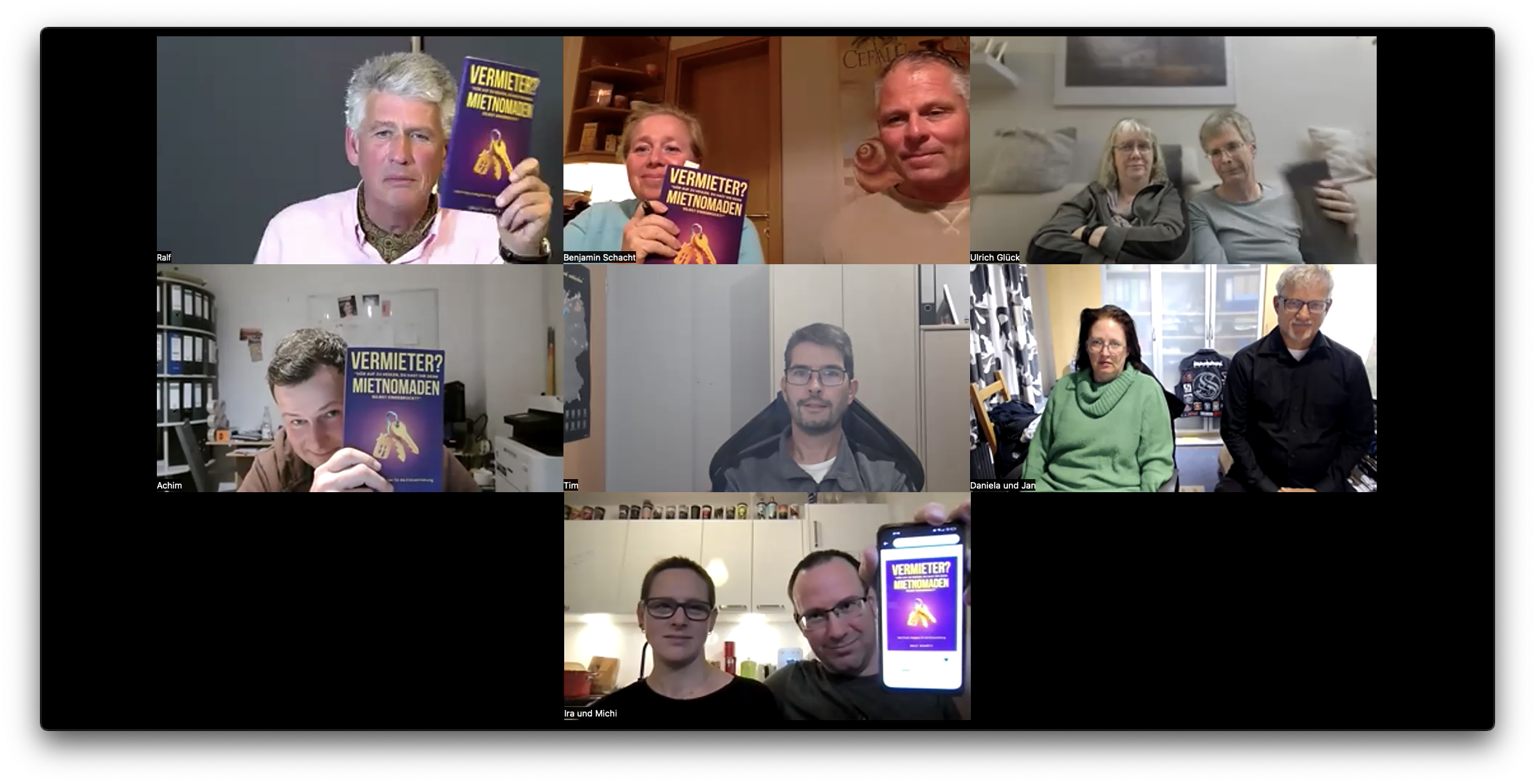 Teilnehmer eines Schüttinars in einer Videokonferenz, viele halten das Buch von Ralf Schütt in die Kamera